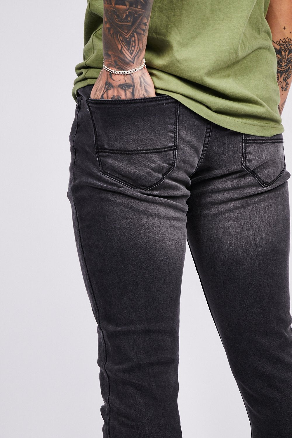 Deluxe Tapered Jeans - Black